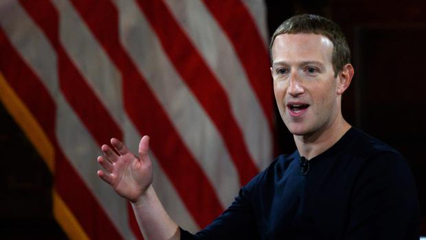 Zuckerberg reescribe la historia de Facebook para defender la libertad de expresión