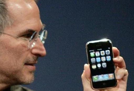 Steve Jobs sostiene el primer iPhone