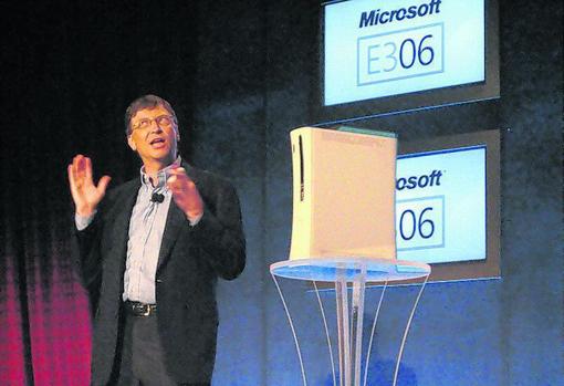 Bill Gates junto a la Xbox 360