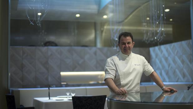 Martín Berasategui posa en el restaurante Lasarte de Barcelona después de haber sido galardonados con tres estrellas Michelin