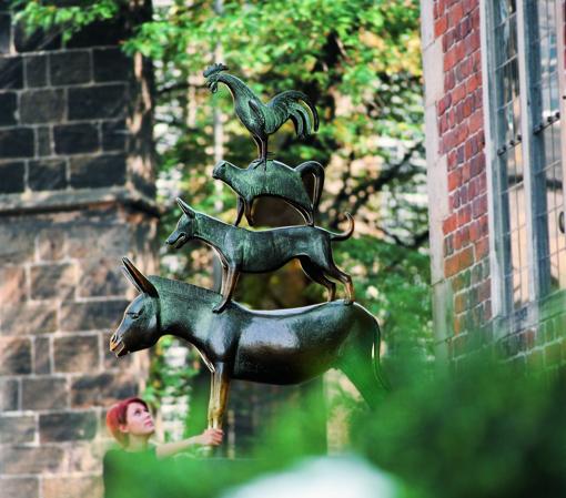 Bremen, la ciudad de los músicos de los hermanos Grimm. Los músicos de Bremen es una escultura de bronce de Gerhard Marcks, erigida en 1953 en el Ayuntamiento