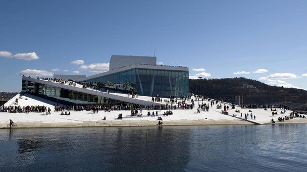 Su exterior anguloso en blanco parece surgir del agua y durante todo el año sus visitantes pueden subir al techo para disfrutar de las vistas a la ciudad y al fiordo de Oslo