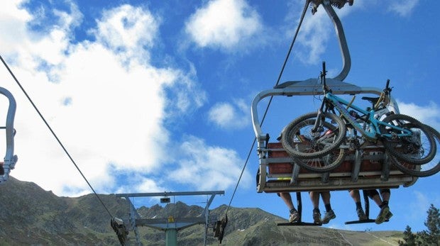 Aficionados a la bicicleta de montaña en La Pinilla