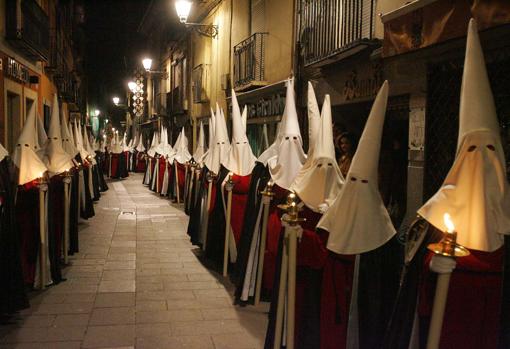 Procesión a su paso por las calles del Barrio Húmedo