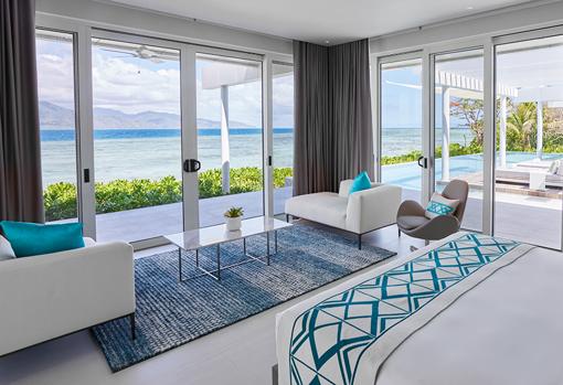Habitación de una de las villas del resort, con vistas al mar