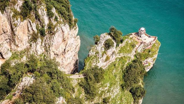 Al fondo, tras la correspondiente bajada de 685 escalones, está el Faro del Caballo, Santoña