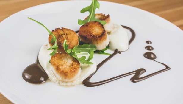 Vieiras con ajo negro y cremoso de coliflor