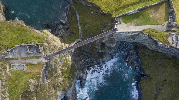 Vista aérea del nuevo puente del castillo de Tintagel