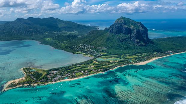 Vista panorámica de Le Morne Brabant, el gran icono de Isla Mauricio. La montaña fue declarada Patrimonio Mundial de la UNESCO en 2008