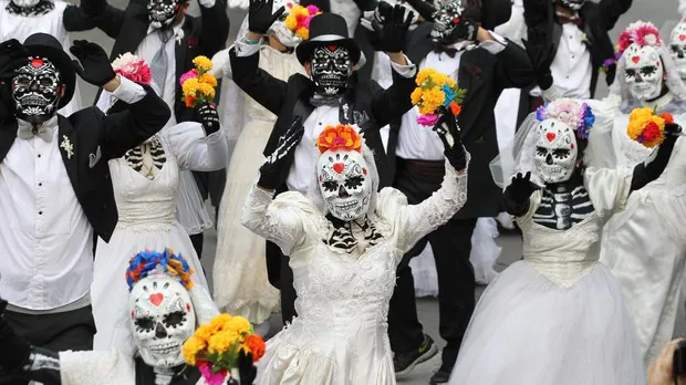 Miles de personas participan en el tradicional desfile internacional del Día de Muertos en Ciudad de México (México).