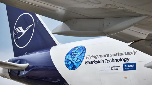 Uno de los aviones de Lufthansa, con la nueva tecnología inspirada en la piel de los tiburones
