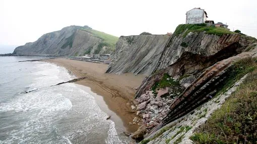 Vistas de la playa de Itzurun, en Zumaia (Guipúzcoa), rodeado de acantilados de hace millones de años