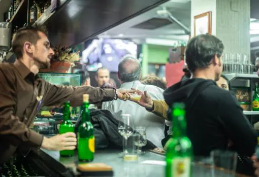 Una sidra en un bar de Gijón