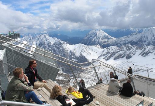 Mirador con vistas en el pico Zugspitze