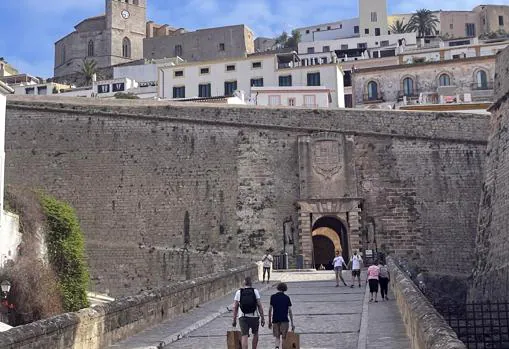 Portal de Ses Taules, Dalt Vila